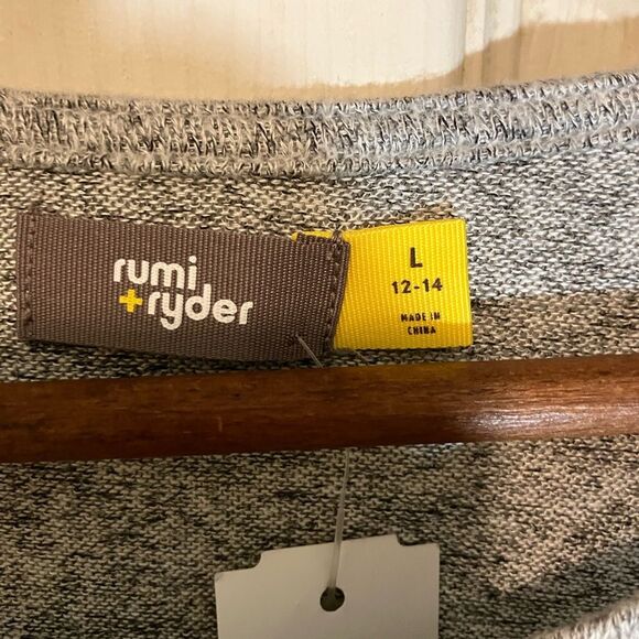 NWT, Rumi and Ryder sweatshirt, pullover, pockets, size large - Picture 3 of 5